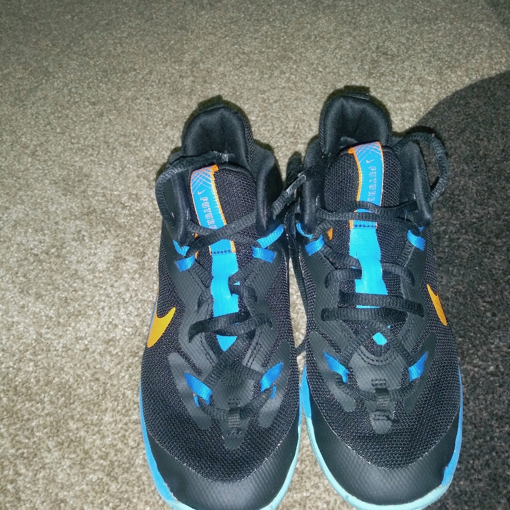 Boys Nike tennis shoes!!